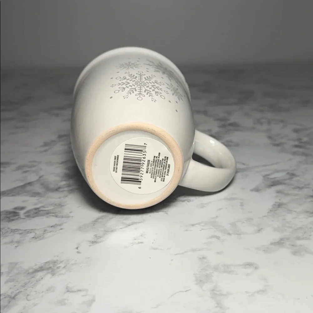 Royal Norfolk White Mug with Silver Snowflake Design
